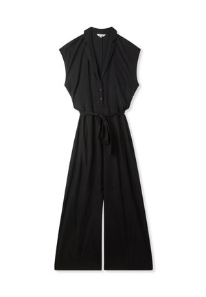 Tuta nera con collo a camicia, maniche corte, bottoni frontali e vita cintata con pantaloni a gamba larga. Tessuto dalla texture liscia.