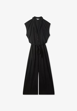 Tuta nera con collo a camicia, maniche corte, bottoni frontali e vita cintata con pantaloni a gamba larga. Tessuto dalla texture liscia.