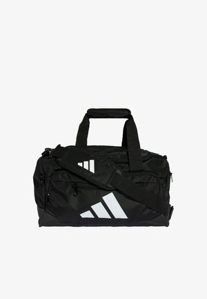 Černá sportovní taška vyrobená z odolné tkaniny, s velkým bílým logem, několika kapsami, polstrovaným ramenním popruhem a pevnými uchy.