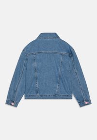 Spijkerjack met een lichtblauwe afwerking, lange mouwen, een puntige kraag, standaard pasvorm en knoopmanchetten. Beschikt over een gestikte achterdoek en naden.