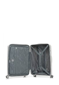 Maleta rígida blanca con interior gris, que cuenta con un bolsillo de malla con cremallera y correas, diseñada para un embalaje organizado. Dos ruedas visibles.