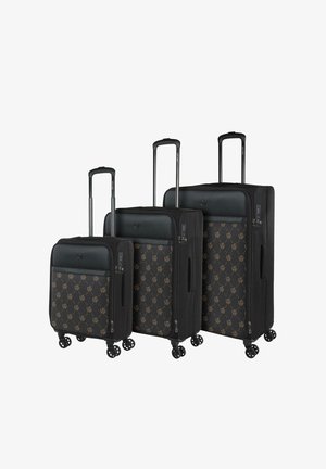 Conjunto de tres maletas negras con ruedas, diseño de tela con patrones de pequeños logotipos, asas retráctiles y ruedas que giran suavemente.