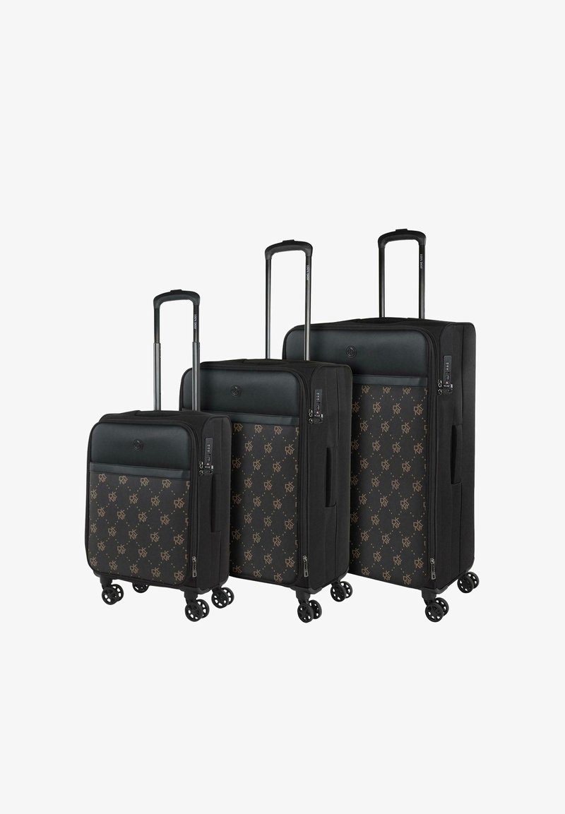 Conjunto de tres maletas negras con ruedas, diseño de tela con patrones de pequeños logotipos, asas retráctiles y ruedas que giran suavemente.