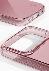 Gjennomsiktig rosa mobildeksel med blank finish, avrundede kanter, utskjæringer for knapper og logo på baksiden. Jevn tekstur over hele dekselet.