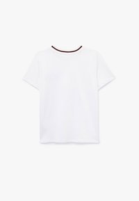 Camiseta de algodón blanca con mangas cortas, cuello redondo con un ribete de punto burdeos, textura suave y corte relajado.