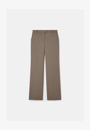 Pantalons en tissu texturé de couleur marron, dotés d'un devant plat, de jambes droites et d'une taille classique avec passants de ceinture.