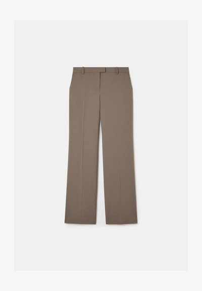 Pantalons en tissu texturé de couleur marron, dotés d'un devant plat, de jambes droites et d'une taille classique avec passants de ceinture.