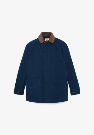 Manteau bleu marine avec un col en velours côtelé marron, deux poches avant et des accents de boutons sur les manches. Tissu lisse et durable avec une coupe droite.