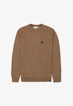 Suéter marrón de punto con un acabado texturizado. Presenta un cuello redondo y un pequeño parche negro con el logo en el pecho. Detalles incluyen puños y dobladillo acanalados.