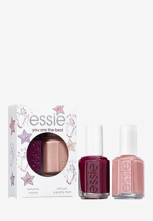 Il set di smalti Essie comprende due bottiglie: un borgogna profondo ("Bahama Mama") e un rosa chiaro ("Not Just a Pretty Face") in una confezione decorativa.
