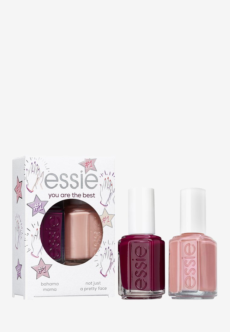 Essies nagellackset inkluderar två flaskor: en djup burgunderfärg ("Bahama Mama") och en mjuk rosa ("Not Just a Pretty Face") i en dekorativ ask.