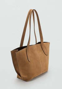 Borsa tote in suede marrone con texture liscia, spallacci lunghi e forma strutturata. Caratterizzata da un'apertura superiore e dettagli di cucitura sottili.