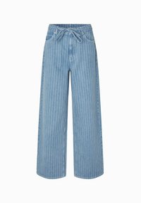 Világoskék, bő szárú farmernadrág, függőleges fehér csíkokkal, gumis derékkal, húzózsinórral és két elülső zsebbel.