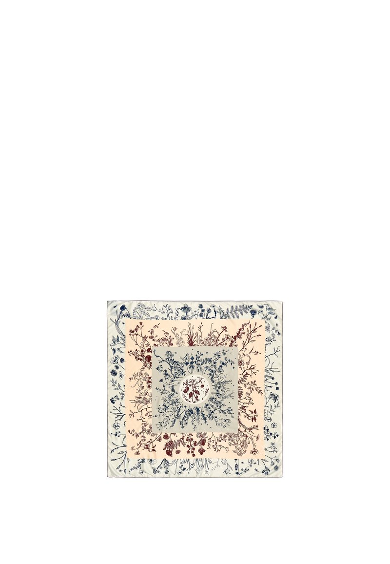 Bufanda de seda con estampado floral que presenta cuadrados concéntricos en tonos de crema, azul y burdeos con ilustraciones botánicas detalladas.