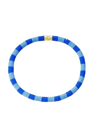 Bracelet avec des perles circulaires plates alternant bleu clair et bleu foncé et un petit fermoir rectangulaire en or gravé d'un motif papillon.