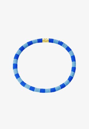 Armband met afwisselend lichtblauwe en donkerblauwe platte ronde kralen en een kleine rechthoekige gouden sluiting gegraveerd met een vlinderontwerp.