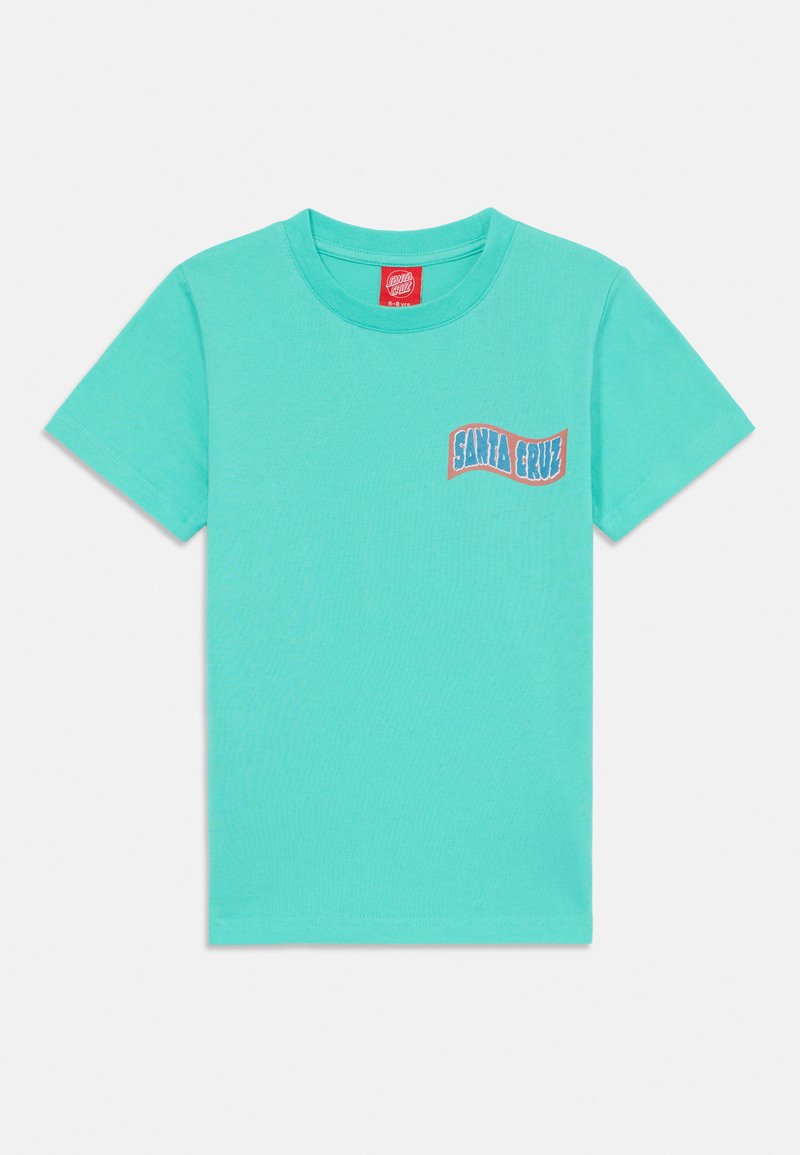 Turkise t-skjorte laget av bomull med kort erm. Har en "Santa Cruz"-logo i blått på en bølget bakgrunn nær brystet.