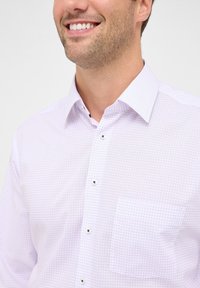 Lichtpaarse geruite shirt met een spread collar en een enkele borstzak. Heeft zwarte knoopaccenten en een gladde stoftextuur.