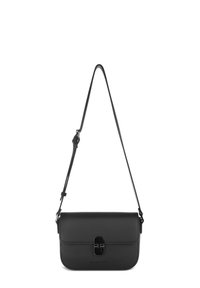 Borsa a tracolla nera in pelle liscia; presenta una chiusura a patta con una fibbia lucida e una tracolla regolabile. Design minimalista, forma rettangolare.