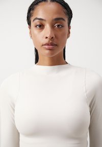 Nike Performance TIGHT FIT - Športové tričko - lt orewood/white