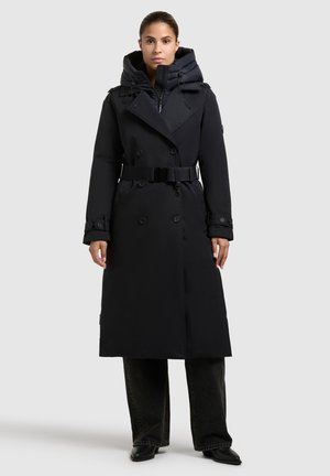 Cappotto lungo nero con cappuccio, design doppiopetto, tasche laterali e vita con cintura. Presenta una texture liscia e dettagli con bottoni.