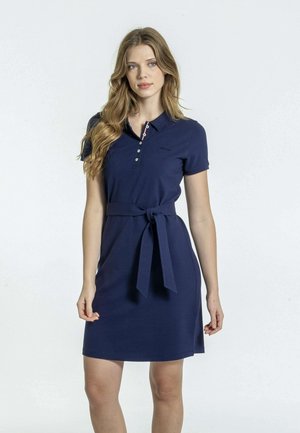 Robe polo bleu marine avec un col, des manches courtes, une patte de boutonnage à cinq boutons et une ceinture nouée pour une silhouette ajustée. Tissu lisse.