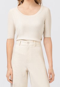 HALLHUBER Jednoduché tričko - white