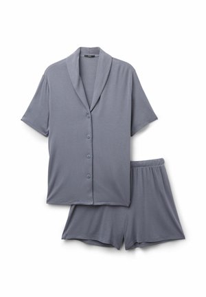 Camisa gris de manga corta con botones, cuello y pantalones cortos a juego con cintura elástica, colocados planos sobre fondo blanco.
