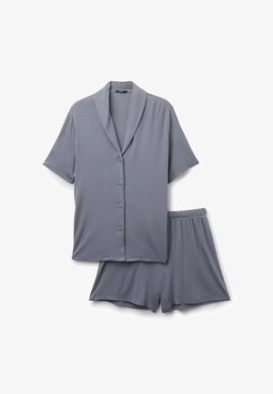 Szara koszula na krótki rękaw z guzikami, kołnierzykiem i pasujące szorty z elastycznym pasem, ułożone płasko na białym tle.