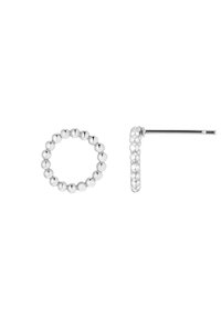 Orecchini d'argento con design a sfera, uno a cerchio e uno a perno. Texture liscia con finitura lucida.