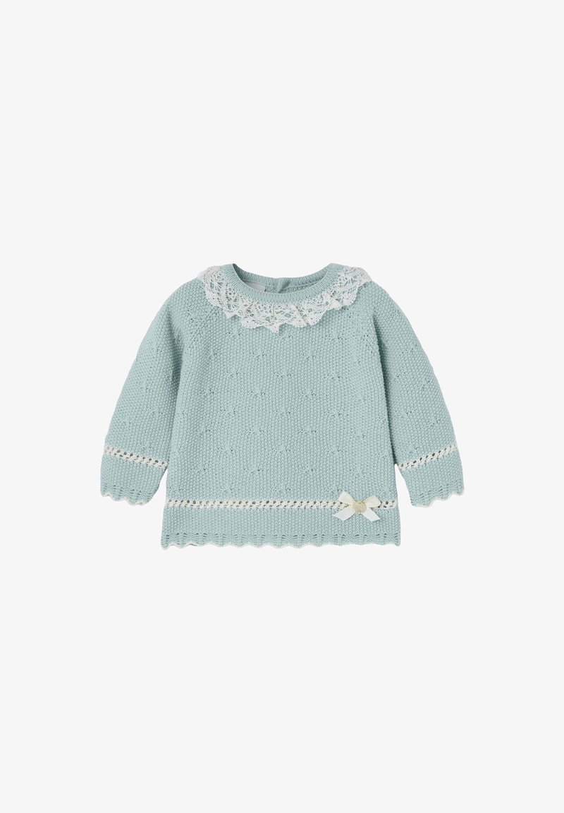 Pull en tricot bleu clair avec des manches longues, col en dentelle, ourlet festonné et nœud décoratif en bas à droite. Motif texturé sur l'ensemble.
