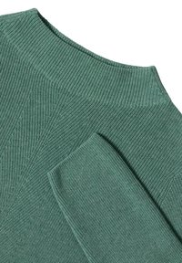Pull en tricot vert avec un col côtelé et un motif texturé. Le matériau semble doux et légèrement rugueux avec des coutures bien définies.