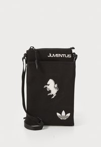 Sort stof crossbody tas med justerbar rem, der har et hvidt Juventus logo og heste grafik. Lynlåslukning på toppen.