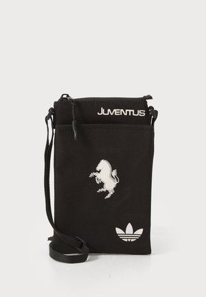 Sort stof crossbody tas med justerbar rem, der har et hvidt Juventus logo og heste grafik. Lynlåslukning på toppen.