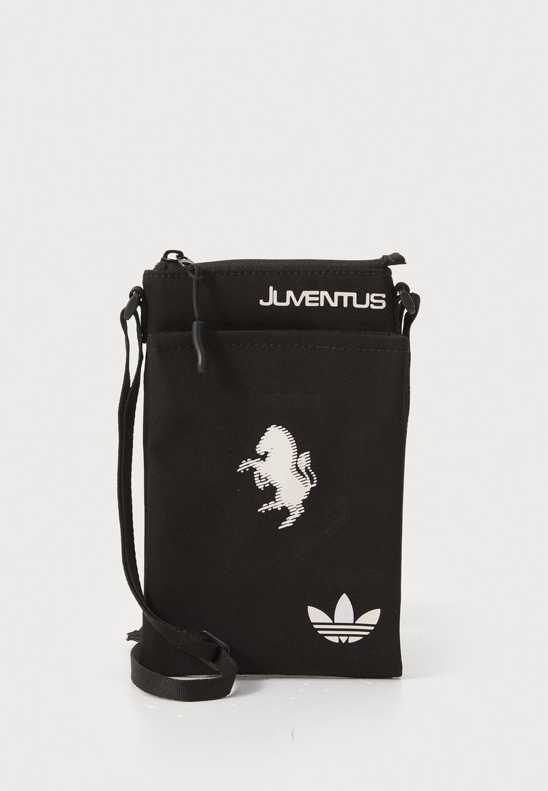 Sort stof crossbody tas med justerbar rem, der har et hvidt Juventus logo og heste grafik. Lynlåslukning på toppen.