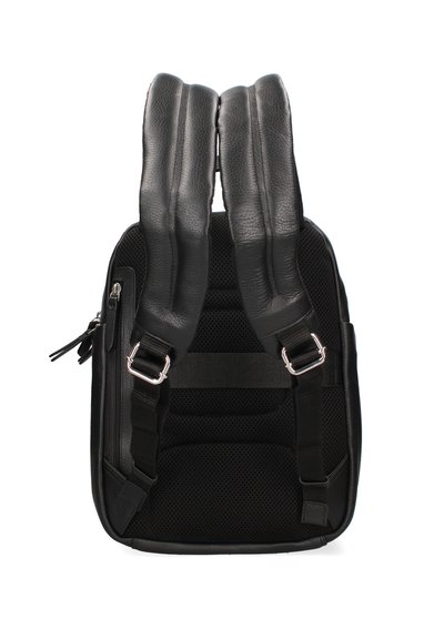 Sac à dos noir avec des bretelles rembourrées, un dos en tissu texturé et des accessoires en métal argenté. Design slim avec un compartiment zippé.