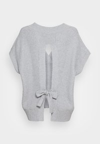 Grå strikket sweater med en afslappet pasform, der har korte ærmer, en udskæring i ryggen og en bundet sløjfedetalje i taljen. Lodret ribbet tekstur.
