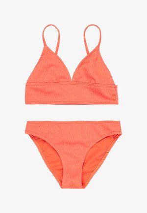 Ensemble de bikini corail comprenant un haut triangle texturé avec des fines bretelles et un bas taille basse assorti. Le matériau a une finition lisse.