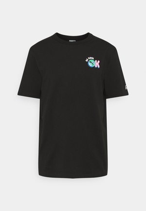 Sort bomulds t-shirt med korte ærmer. Har et farverigt "Be Cool"- og globusgrafik på brystet. Klassisk crew neck design.