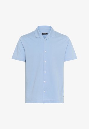 Világoskék, rövid ujjú ing, puha anyagból készült, tábori gallérral, elülső gombzárral és egyenes aljjal.