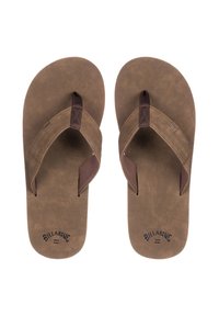 Brune flip-flops med en tekstureret sål, to stropper i en mørkere brune farve, og en præget "Billabong"-logo på fodsengen.