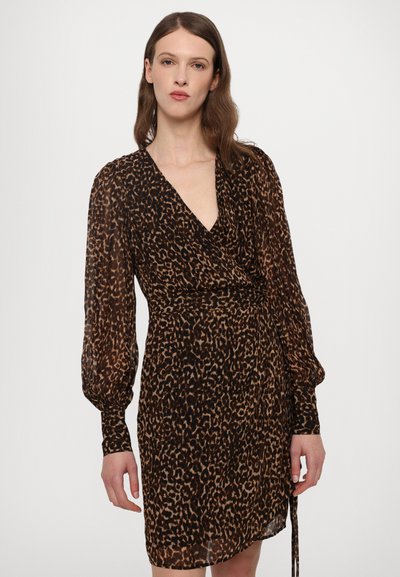 Rochie petrecută cu imprimeu leopard, cu mâneci lungi tip puff și decolteu adânc în V, confecționată dintr-un material ușor în nuanțe de maron și negru.
