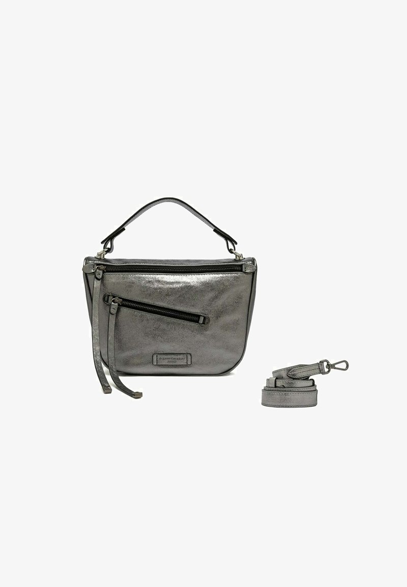Borsa a mano grigio metallizzato con una tasca frontale con cerniera, texture liscia, manici doppi e tracolla staccabile. Include etichetta del marchio.