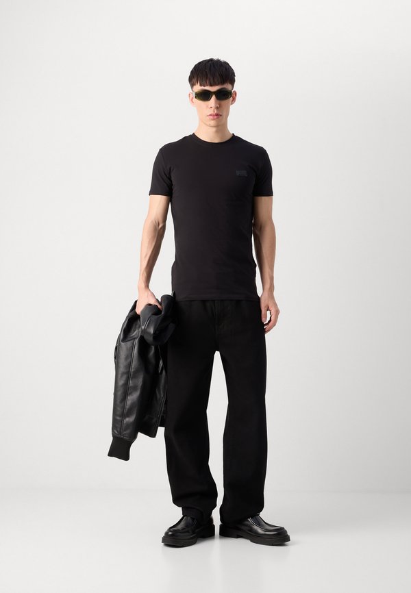 SUPER SLIM FIT WITH LOGOED PLATE - Basic T-shirt2