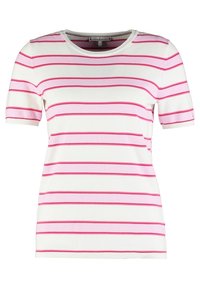 Camicia bianca a maniche corte con strisce orizzontali rosa. Collo rotondo, tessuto morbido e design leggermente aderente. Senza hardware visibile o motivi.