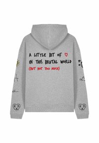 Pelēks kapučjakas džemperis ar melnu un sarkanu tekstu. Uz tā ir saules grafika un sirds dizains ar asarām uz piedurknes. Izgatavots no mīksta materiāla.