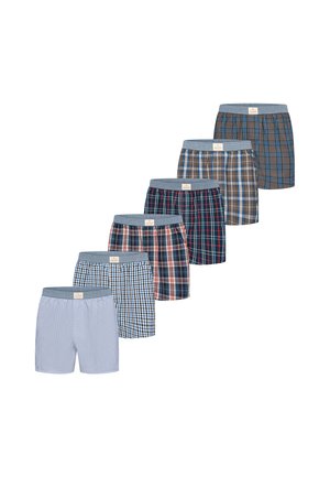 Sei paia di boxer da uomo con fasce elastiche in vita, con vari motivi a quadri e a righe blu e marroni, disposti in linea diagonale.