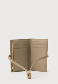 Μπεζ δερμάτινο πορτοφόλι με τσέπη με φερμουάρ, πολλαπλές θήκες για κάρτες και υφασμένο λουράκι· διαθέτει χρυσές μεταλλικές λεπτομέρειες και μινιμαλιστικό σχεδιασμό.