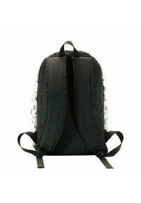 Zwarte stoffen rugzak met gevoerde rug en banden, met een kleurrijk abstract ontwerp op de voorkant. Verstelbare banden voor comfort.