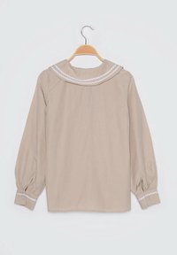 Beige Langarmbluse mit einem runden Matrosenkragen, ausgestattet mit weißen, gewellten Abschlüssen und geknöpften Manschetten. Glattes, leichtes Material.